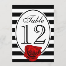 Tarjeta de mesa de boda con rosa roja en blanco y 