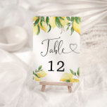 Tarjeta de mesa de ducha de limón de color de agua<br><div class="desc">¡Aprieta la dulzura del amor en tu celebración con nuestros objetos! Infundidos con el vibrante encanto de los limones acuarelas y los elementos botánicos, estos elementos son una declaración de alegría exasperante. La deliciosa combinación de tonos cítricos y vegetación exuberante crea un ambiente a la vez refrescante y romántico. Sumérjase...</div>