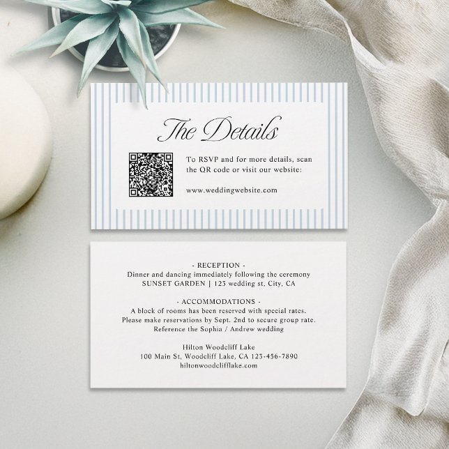 Tarjeta De Mesa Detalles de boda elegantes con código QR rayado az (Dusty Blue Striped QR Code Classy Wedding Details Place Card)