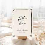 Tarjeta de mesa dibujada a mano por capricho<br><div class="desc">Este adorable diseño presenta elementos dibujados a mano y un texto llamativo en negrita.</div>