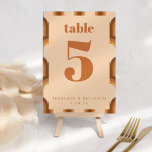 Tarjeta De Mesa Diseño Groovy Retro 70 en Boda de arena y marrón<br><div class="desc">Diseño Groovy Retro 70 en número de tabla Boda de arena y marrón</div>