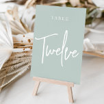 Tarjeta De Mesa DOLOR DE LA Tabla con guiones de mano verde pálido<br><div class="desc">Las tarjetas de número de tabla simples y de moda en verde y blanco Pale Sage hacen una declaración elegante en su boda o evento. Las funciones de diseño "table [number]" se encuentran en una mezcla de letras clásicas de sif y manuscritas. El diseño se repite en ambos lados. Las...</div>