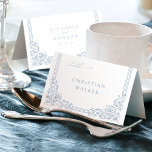 Tarjeta De Mesa Dusty Blue Elegage Vintage Foldable Place Card<br><div class="desc">Elegante diseño de marco ornamental vintage con escritura elegante en color azul polvoriento,  sencillo y clásico,  grandes tarjetas plegables boda para boda clásico moderno,  boda romántica vintage y boda tradicional formal. Ver todas las piezas coincidentes de la colección</div>