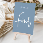 Tarjeta De Mesa Dusty Blue Hand Scripted Table CUATRO<br><div class="desc">Las tarjetas de número de tabla simples y de moda en Dusty Blue y en blanco hacen una declaración elegante en su boda o evento. Las funciones de diseño "table [number]" se encuentran en una mezcla de letras clásicas de sif y manuscritas. El diseño se repite en ambos lados. Las...</div>