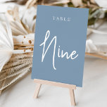 Tarjeta De Mesa Dusty Blue Hand Scripting Table NUEVE<br><div class="desc">Las tarjetas de número de tabla simples y de moda en Dusty Blue y en blanco hacen una declaración elegante en su boda o evento. Las funciones de diseño "table [number]" se encuentran en una mezcla de letras clásicas de sif y manuscritas. El diseño se repite en ambos lados. Las...</div>