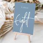 Tarjeta De Mesa Dusty Blue Hand Scripting Table OCHO<br><div class="desc">Las tarjetas de número de tabla simples y de moda en Dusty Blue y en blanco hacen una declaración elegante en su boda o evento. Las funciones de diseño "table [number]" se encuentran en una mezcla de letras clásicas de sif y manuscritas. El diseño se repite en ambos lados. Las...</div>