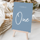 Tarjeta De Mesa Dusty Blue Hand Scripting Table ONE<br><div class="desc">Las tarjetas de número de tabla simples y de moda en blanco y azul polvoriento hacen una declaración elegante en su boda o evento. Las funciones de diseño "table [number]" se encuentran en una mezcla de letras clásicas de sif y manuscritas. El diseño se repite en ambos lados. Las tarjetas...</div>