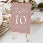 Tarjeta De Mesa Dusty Rosa Boda de Elegancia Moderna<br><div class="desc">Tarjetas de números de tabla minimalistas y modernas con letras blancas modernas con "Table" en un guión moderno de caligrafía. El diseño presenta un color o un fondo de rosa polvoriento. El diseño se repite en la parte posterior. Para solicitar las tarjetas de tabla: agregue su nombre, fecha de boda...</div>