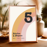 Tarjeta De Mesa El arcoiris de la Retro Moderna de los 70 | Número<br><div class="desc">El arco iris retro de los años 70 | el número de la tabla es perfecto para su simple naranja vintage, oro rosa y boda rosa rubor. Diseñado con elementos de un arco boho clásico y colorido y rayas minimalistas gruesas. El diseño tiene un toque de playa tropical abstracto único,...</div>