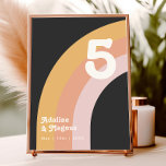 Tarjeta De Mesa El arcoiris de la Retro Moderna de los 70 | Número<br><div class="desc">El arco iris retro de los años 70 | el número de la mesa oscura es perfecto para su simple naranja vintage, oro rosa y boda rosa rubor. Diseñado con elementos de un arco boho clásico y colorido y rayas minimalistas gruesas. El diseño tiene un toque de playa tropical abstracto...</div>