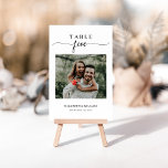 Tarjeta De Mesa Elegancia Guión Boda de foto número cinco<br><div class="desc">Diseño moderno y elegante impreso Elegance Script Modern Photo Boda Tabla número cinco que se puede personalizar con el texto y añadir cada tarjeta de número de tabla a su carrito, uno por uno. Haga clic en el botón "Personalizar" y utilice nuestra herramienta de diseño para modificar esta plantilla. Visita...</div>