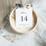 Tarjeta De Mesa Elegante Boda de caligrafía floral invernal simple<br><div class="desc">Este elegante y sencillo número de mesa boda de caligrafía floral de invierno es perfecto para un boda moderno. El diseño se compone de bonitos azules oscuros pintados a mano, azules, marinos, rosados, ondulados, flores doradas y follaje verde, repartidos en elegantes ramos. Este es un número de tabla de doble...</div>