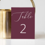 Tarjeta De Mesa Elegante Boda Minimalista de escritura Borgoña pro<br><div class="desc">Esta elegante tarjeta numero de mesa de boda presenta un fondo burdeos profundo con un delicado guión en blanco, creando un sorprendente contraste que se siente romántico y refinado. El rico tono rojo del vino aporta calidez y profundidad a la decoración de la mesa, por lo que resulta especialmente adecuado...</div>