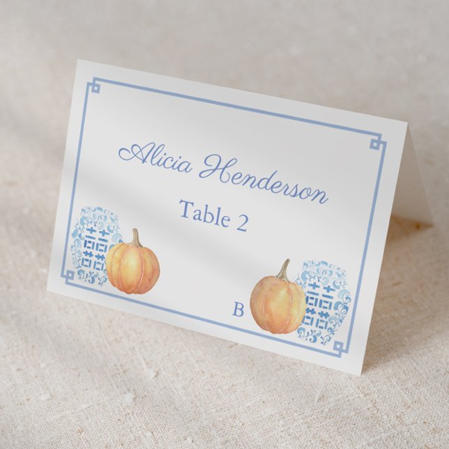 Tarjeta De Mesa Elegante Calabaza de Otoño Azul Boda Blanco (Individual place card design featuring watercolor orange pumpkins and preppy ginger jars & greek key)