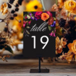 Tarjeta De Mesa Elegante Moody Vibrant Harvest Floral<br><div class="desc">Disfrute de la belleza opulenta de una cosecha floral de otoño con nuestra cautivadora tarjeta de cercado de detalles bodas. El telón de fondo negro, dramático y suave, es el lienzo perfecto para un ramo increíblemente realista. Imaginen una vibrante explosión de color, con rosas en naranja y magenta oscuro, con...</div>
