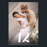 Tarjeta De Mesa Elegante recepción moderna de matrimonio de fotos<br><div class="desc">Aumente el ambiente de su celebración con nuestras tarjetas de número de la recepción de la elegante y moderna foto bodas, diseñadas para guiar a sus huéspedes a sus asientos con estilo. Estas tarjetas, adornadas con una bonita foto de la pareja feliz, te permiten mostrar un momento de amor o...</div>