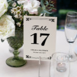 Tarjeta De Mesa Elegantes nombres de marcos blancos negros y fecha<br><div class="desc">Elegantes tarjetas de mesa en blanco y negro con fuentes en negrita y un detalle de marco ornamentado en la parte superior e inferior. Tarjetas de números de tabla en blanco y negro personalizadas con sus nombres y fecha boda en un elegante diseño en blanco y negro.</div>