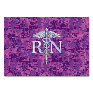 Tarjeta De Mesa Enfermera inscrita RN Caduceus en camo rosado