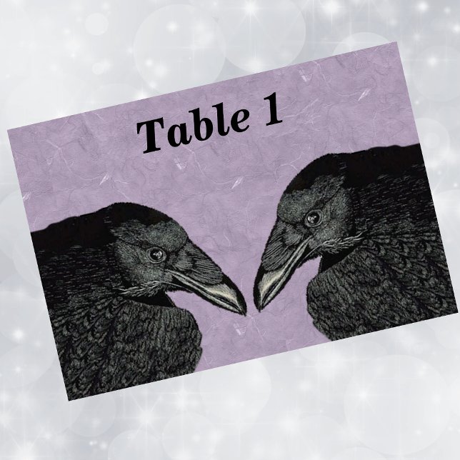 Tarjeta De Mesa Espeluznante Cara de cuervo negro (Heads of two black mysterious crows on marbled purple event table cards.)