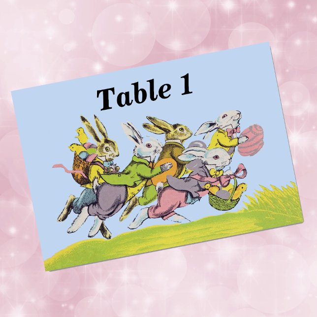 Tarjeta De Mesa Feliz Pascua Corriendo Conejos Pastel (Group of Easter bunnies with eggs baskets running in grass on sky blue event table cards.)