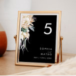 Tarjeta De Mesa Floral blanca | Número de tabla negra<br><div class="desc">Diseñamos esta Floral blanca | Número de la mesa negra para completar su boda tropical oscuro y rústico. Con su vegetación bohemia acuática y sus modernas flores bohemias de invierno, como protea, dahlia y loto seco, el diseño seguro que desprenderá su temática minimalista, negra y verde. Cambie el texto y...</div>