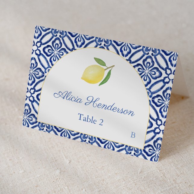 Tarjeta De Mesa Forma de arco Lemon Blue Tiles Boda Place Card (Blue and white Italian tiles with arch and single watercolor lemon individual place card for wedding)