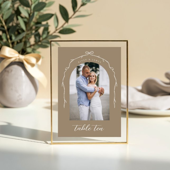 Tarjeta De Mesa Foto Arch Beige Bow & Ribbon Boda Número de tabla (Arch Photo Beige Bow & Ribbon Wedding Table Number)