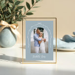 Tarjeta De Mesa Foto Arch Blue Bow & Ribbon Boda Número de tabla<br><div class="desc">Captura tu historia de amor de una manera moderna y elegante con nuestro símbolo del número de la mesa del arco acrílico y del boda de cinta. Con un diseño minimalista, nuestro diseño de arco dibujado a mano y de arco de cinta le permite mostrar su foto con gracia y...</div>