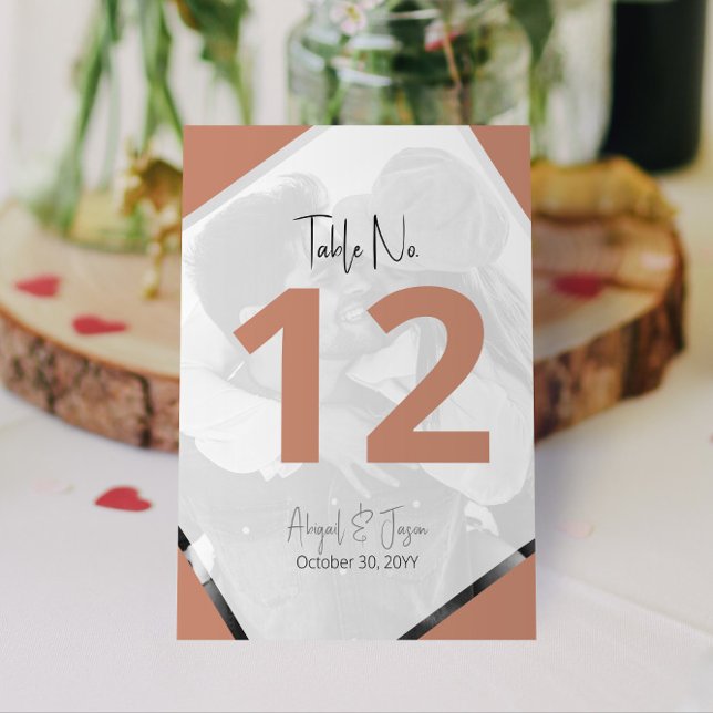 Tarjeta De Mesa Foto Boda Casual de Terra moderna (Modern Terra Cotta Casual Wedding Photo Table Number with Your Engagement Photo)