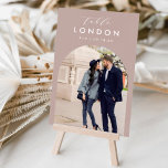 Tarjeta De Mesa Foto y nombre de destino de viaje de boda<br><div class="desc">Añada un toque especial de acabado a las mesas de la recepción de su boda con estas tarjetas de número de la mesa de fotos del personalizado. Asigne un nombre a cada tabla después de un destino de viaje memorable y agregue una foto y el nombre de destino a estos...</div>