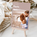 Tarjeta De Mesa Foto y nombre de destino de viaje de boda<br><div class="desc">Añada un toque especial de acabado a las mesas de la recepción de su boda con estas tarjetas de número de la mesa de fotos del personalizado. Asigne un nombre a cada tabla después de un destino de viaje memorable y agregue una foto y el nombre de destino a estos...</div>