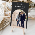 Tarjeta De Mesa Foto y nombre de destino de viaje de boda<br><div class="desc">Añada un toque especial de acabado a las mesas de la recepción de su boda con estas tarjetas de número de la mesa de fotos del personalizado. Asigne un nombre a cada tabla después de un destino de viaje memorable y agregue una foto y el nombre de destino a estos...</div>