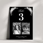 Tarjeta De Mesa Fotos de la infancia Boda negro gótico<br><div class="desc">Decore su mesa de bodas con esta tarjeta de números, con flores blancas y negras, fotos de la infancia de la novia y del novio y texto personalizado de su elección. Añade fácilmente tus propios detalles haciendo clic en la opción "personalizar". 🌸 NOTA: El tamaño de esta tarjeta es de...</div>