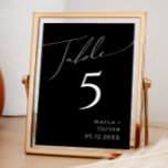 Tarjeta De Mesa Guión Minimalista caprichoso | Número de tabla neg<br><div class="desc">Este guión minimalista caprichoso | el número de la mesa negra es perfecto para su sencillo y clásico boda boho moderno minimalista en blanco y negro. El diseño presenta una caligrafía escrita a mano, elegante, delicada y romántica, con una tipografía chic y formal. El aspecto irá bien con cualquier estación...</div>
