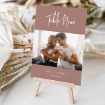 Tarjeta De Mesa Guión moderno de Terracota   Foto clásica de Serif<br><div class="desc">Las tarjetas de número de tabla simples y de moda en Terracota y blanco hacen una declaración elegante en su boda o evento. Funciones de diseño "tabla [número]" en escritura manuscrita, dos líneas de texto personalizado adicionales a lo largo de la parte inferior (se muestran con sus nombres y fecha...</div>