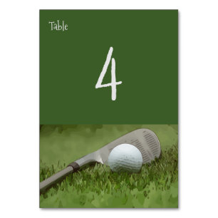 Tarjeta De Mesa Hierro y bola de golf en césped verde