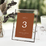 Tarjeta De Mesa Hoja mínima | Número de tabla de Terracotta Boda<br><div class="desc">Este número mínimo de tabla de boda de terracota hoja es perfecto para un boda boho. El diseño presenta una sencilla silueta de hojas de vegetación en un naranja ardiente y de estilo bohemio minimalista del desierto. La tarjeta se imprime en la parte delantera y trasera (doble cara). Los elementos...</div>
