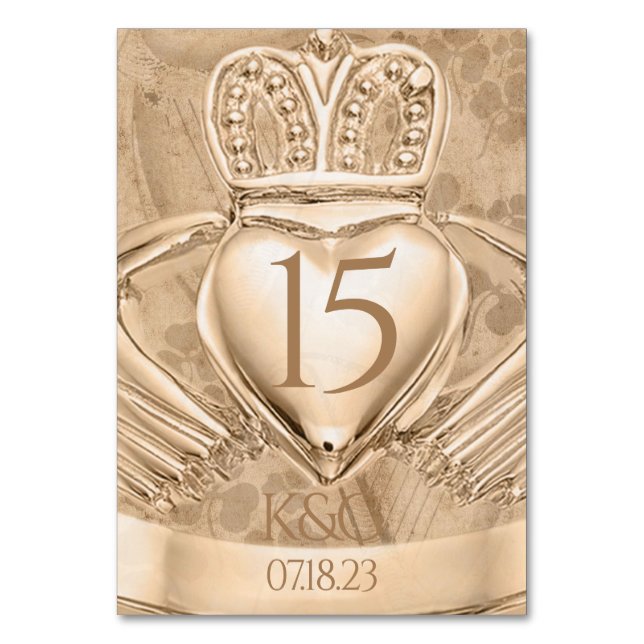 Tarjeta De Mesa Iniciales del Boda del anillo Claddagh y Shamrock (Anverso)