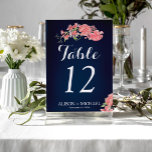 Tarjeta De Mesa Invitado boda de guiones de color azul de la marin<br><div class="desc">Plantilla de tabla boda floral moderna con peonías rosadas de color claro sobre fondo marino de medianoche y manuscrita como escritura tipográfica. Personalízalo con la información de invitado de su boda! Al hacer el pedido, debe personalizar y colocarlo en el carrito de la compra uno por uno.El color de fondo...</div>