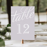 Tarjeta De Mesa Lavanda y números de tabla de guiones elegantes y<br><div class="desc">Tarjetas de número de tabla sencillas y elegantes de moda con un tipo de letra de script de estilo caligráfico. Personalizar cada tarjeta con sus números de tabla para que se adapte a cualquier boda o fiesta de tamaño. Pulse en Personalizar (It) para cambiar el tipo de letra y color...</div>
