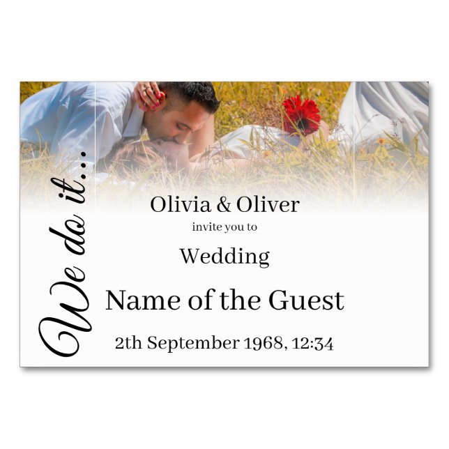 Tarjeta De Mesa Lo hacemos - Pareja besándose en una pradera (Anverso)