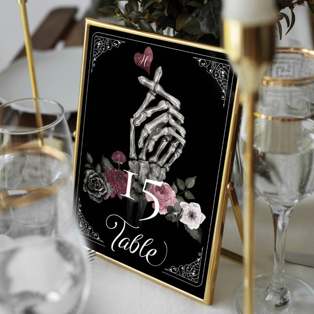 Tarjeta De Mesa Love Skeleton Hand Gesture Halloween Boda negro (Love Skeleton Hand Gesture Halloween Black Wedding Table Number)