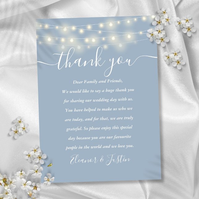 Tarjeta De Mesa Luces de Cuerda Azules Polvorientas Lugar de Agrad (Dusty Blue String Lights Wedding Thank You Place Place Card)