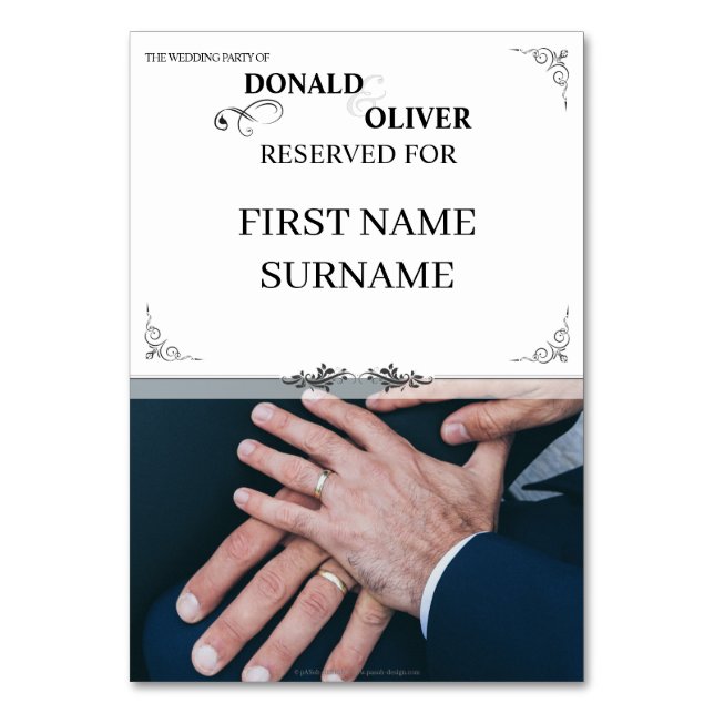 Tarjeta De Mesa Manos de una pareja Boda gay con anillos (Anverso)