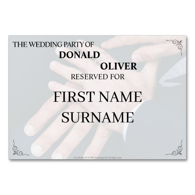 Tarjeta De Mesa Manos de una pareja Boda gay con anillos (Anverso)