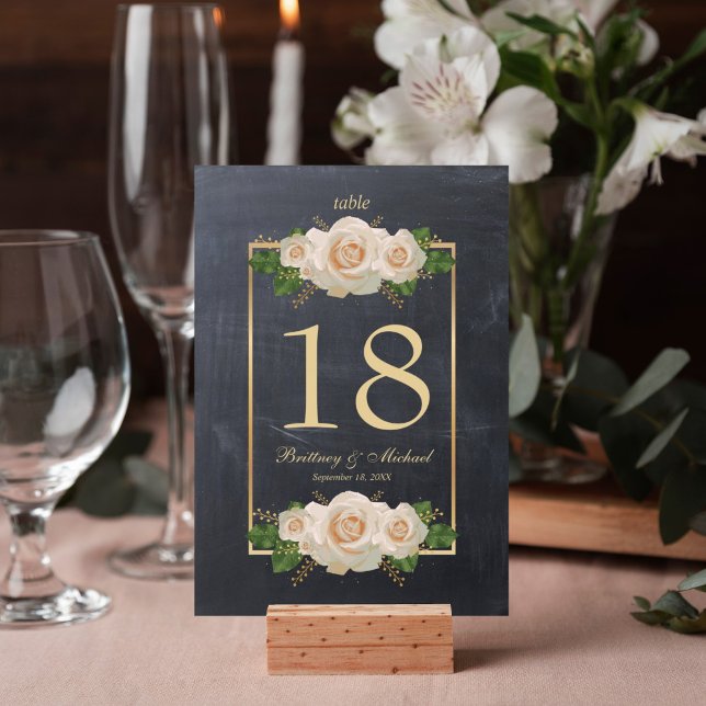 Tarjeta De Mesa Marco dorado de la rosa blanca del tablero de croq (Elegant rustic chalkboard white rose table number card for your wedding reception decor. )