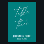 Tarjeta De Mesa Mesa Verde azulada contemporánea elegante tres<br><div class="desc">Negrita, sencilla, contemporánea, elegante. Este diseño complementa una creciente colección de piezas únicas que son atractivas y distintivas. Utilice los campos de plantilla para cambiar los detalles del titular del lugar y hacer que el diseño sea el suyo. En esta colección hay disponibles otros colores y estilos. He presentado una...</div>