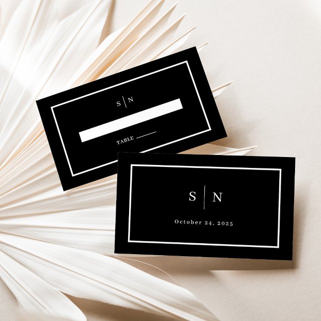 Tarjeta De Mesa Mínimo y Moda | Llanura Boda negra (A chic, minimalist wedding place card in dark black with white accents and text, and your monogram)