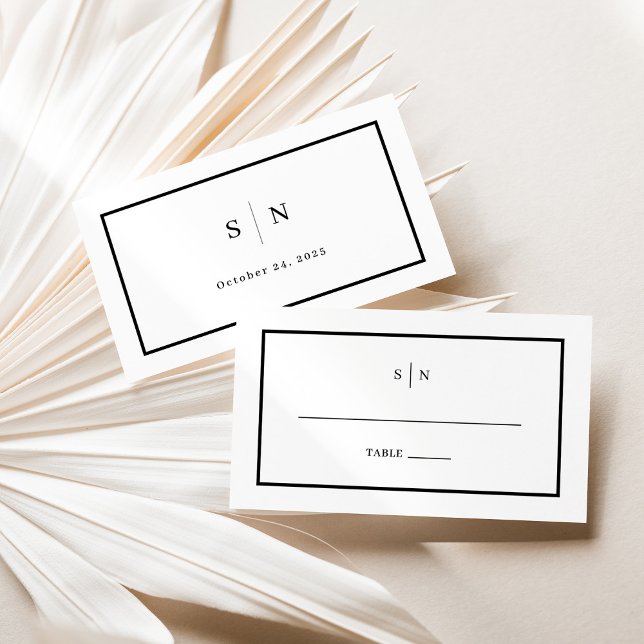 Tarjeta De Mesa Mínimo y Moda | Llanura Boda negra y blanca (A chic, minimalist wedding place card in black and white with your monogram)
