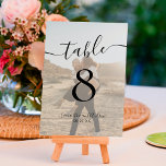 Tarjeta De Mesa Moda nombres de escritura en blanco negro boda de<br><div class="desc">Elegante boda de gráficos con nombres de guiones blancos negros,  con una foto superpuesta blanca,  y añada tu foto en la parte de atrás para que un boda mantenga el sake.</div>